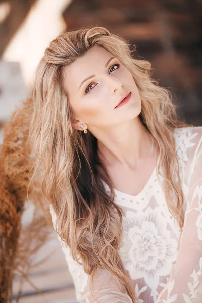 Retrato Una Hermosa Joven Rubia Con Maquillaje Vestido Blanco — Foto de Stock