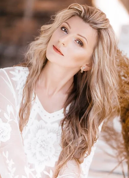 Retrato Una Hermosa Joven Rubia Con Maquillaje Vestido Blanco —  Fotos de Stock
