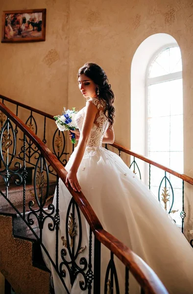 Bella Giovane Sposa Abito Sposa Bianco Posa — Foto Stock