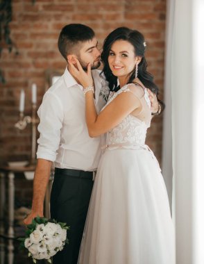 güzel ve genç gelin ve damat odasında poz