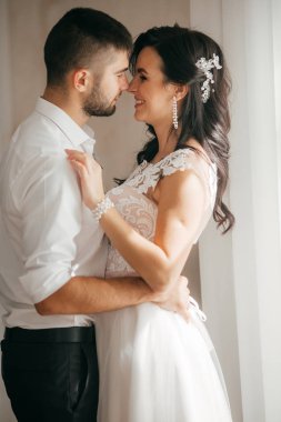 güzel ve genç gelin ve damat odasında poz