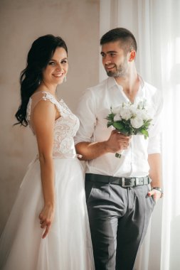 güzel ve genç gelin ve damat odasında poz