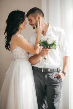 güzel ve genç gelin ve damat odasında poz