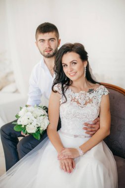 güzel ve genç gelin ve damat odasında poz