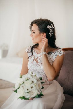 Beyaz düğün elbise poz içinde güzel genç gelin