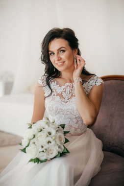 Beyaz düğün elbise poz içinde güzel genç gelin