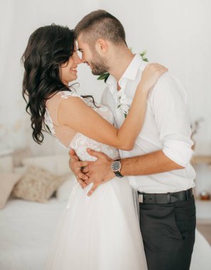 güzel ve genç gelin ve damat odasında poz