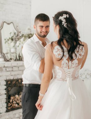 güzel ve genç gelin ve damat odasında poz