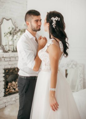 güzel ve genç gelin ve damat odasında poz