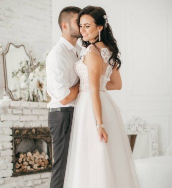 güzel ve genç gelin ve damat odasında poz