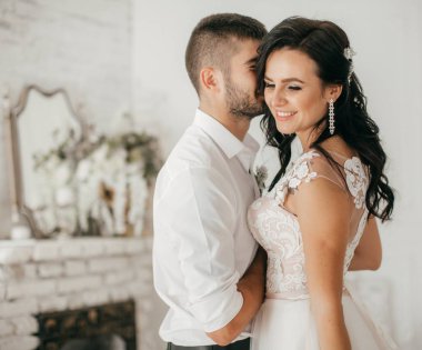 güzel ve genç gelin ve damat odasında poz