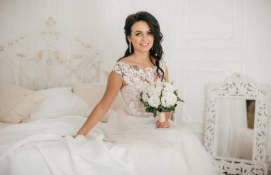 Beyaz düğün elbise poz içinde güzel genç gelin