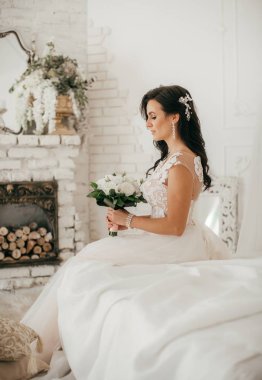 Beyaz düğün elbise poz içinde güzel genç gelin