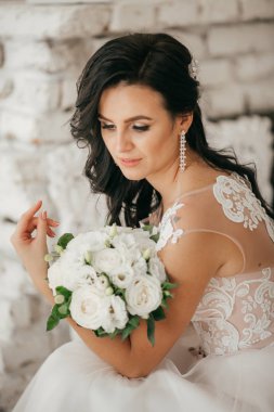 Beyaz düğün elbise poz içinde güzel genç gelin