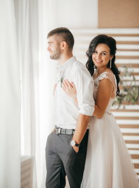 güzel ve genç gelin ve damat odasında poz