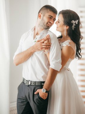 güzel ve genç gelin ve damat odasında poz