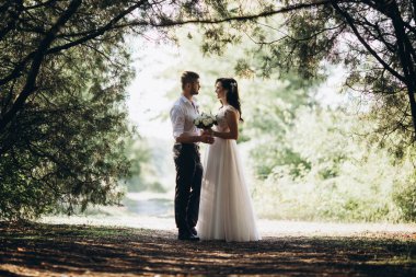 Gelin ve damat onların düğün günü Park