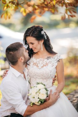 Gelin ve damat onların düğün günü Park