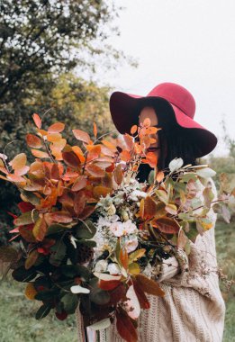 Sonbahar parkında poz veren güzel genç kadının portresi