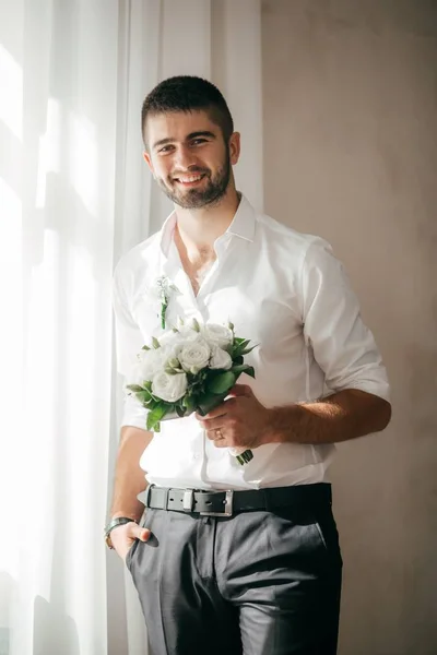 Bello Sposo Sorridente Attesa Sposa Felice Sposo Sorridente Appena Sposato — Foto Stock