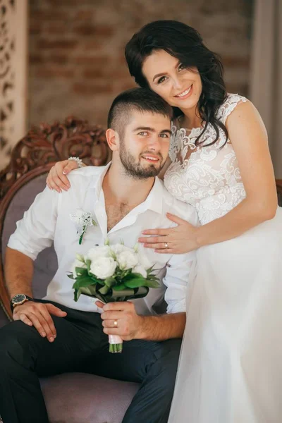 Belle Jeune Mariée Marié Posant Chambre — Photo