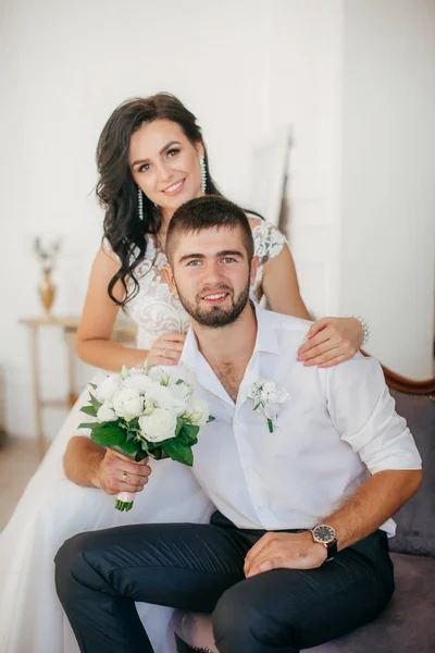 Mooie Jonge Bruid Bruidegom Poseren Kamer — Stockfoto