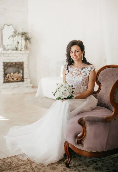 Vackra Unga Bruden Vit Bröllop Klänning Poserar — Stockfoto