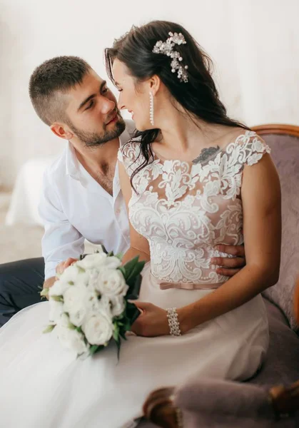 Belle Jeune Mariée Marié Posant Chambre — Photo