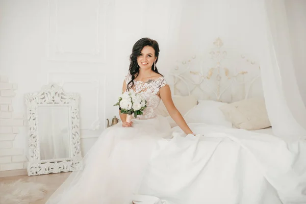 Beyaz Düğün Elbise Poz Içinde Güzel Genç Gelin — Stok fotoğraf