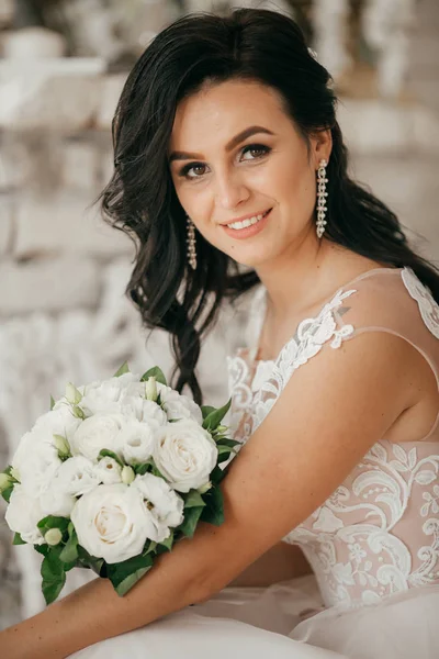 Красива Молода Наречена Білій Весільній Сукні Позує — стокове фото