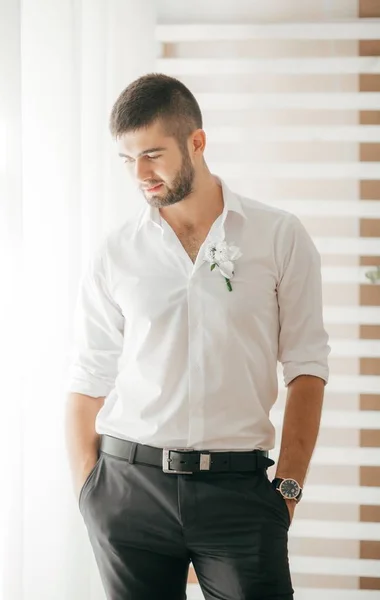 Yakışıklı Damat Gülümseyen Gelin Için Bekliyor Mutlu Gülümseyen Damat Yeni — Stok fotoğraf