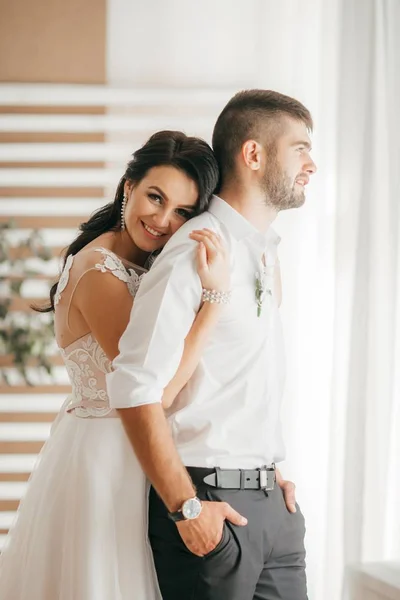 Belle Jeune Mariée Marié Posant Chambre — Photo