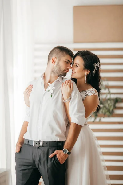 Schöne Und Junge Braut Und Bräutigam Posiert Zimmer — Stockfoto