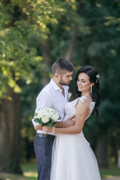 Gelin Damat Onların Düğün Günü Park — Stok fotoğraf