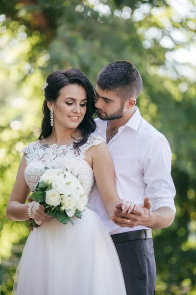 Bruden Och Brudgummen Deras Bröllopsdag Park — Stockfoto