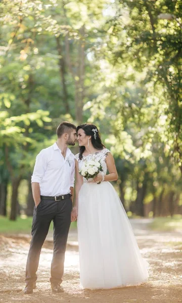 Bruden Och Brudgummen Deras Bröllopsdag Park — Stockfoto