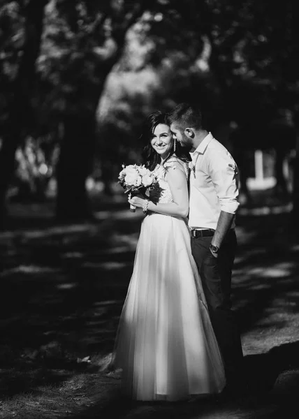 Menyasszony Vőlegény Esküvő Napján Parkban — Stock Fotó