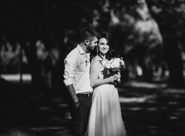 Pengantin Pria Dan Wanita Pada Hari Pernikahan Mereka Taman — Stok Foto