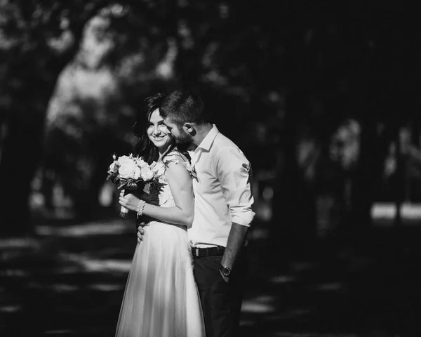 Sposo Sposo Giorno Del Loro Matrimonio Nel Parco — Foto Stock