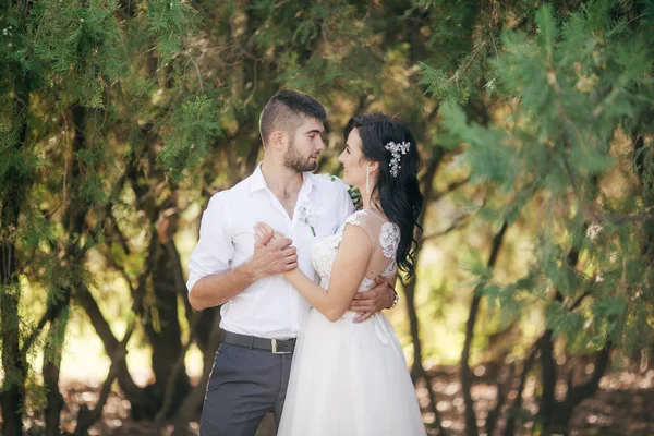 Bruden Och Brudgummen Deras Bröllopsdag Park — Stockfoto