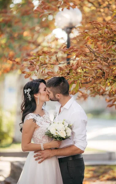 Bruden Och Brudgummen Deras Bröllopsdag Park — Stockfoto