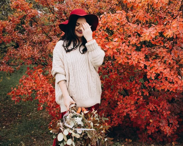 Portrait Beautiful Young Woman Posing Autumn Park — Stock Photo, Image