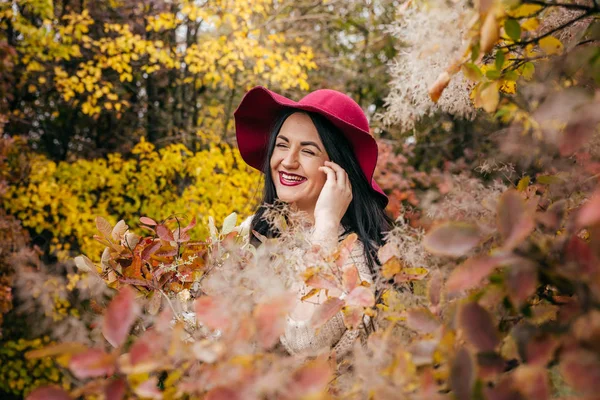 Porträt Der Schönen Jungen Frau Posiert Herbstpark — Stockfoto