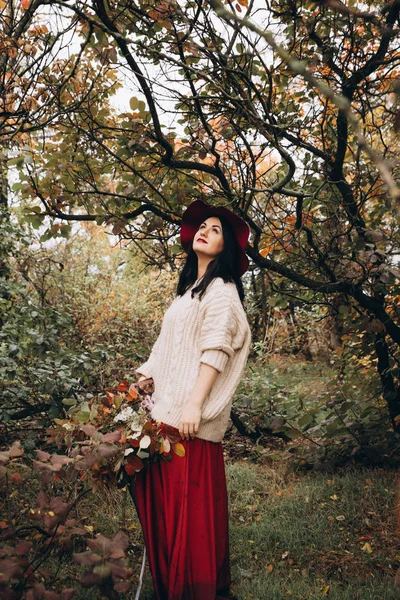Портрет Красивой Молодой Женщины Позирующей Осеннем Парке — стоковое фото