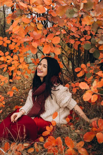 Retrato Una Hermosa Joven Posando Parque Otoño —  Fotos de Stock