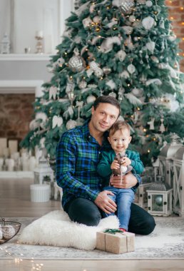 Evde oğluyla mutlu baba portresi