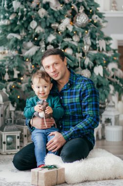 Evde oğluyla mutlu baba portresi