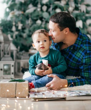 Evde oğluyla mutlu baba portresi