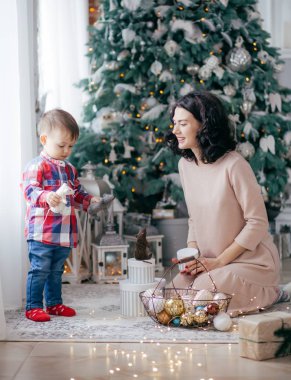 Noel Ağacı yakınında Portre Mutlu Anne ve Oğlu