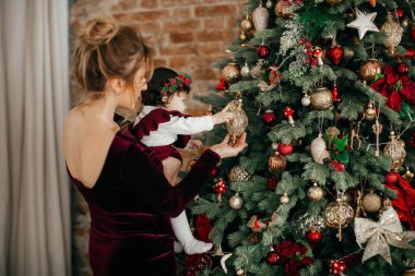 Sevimli küçük kız ve anne Noel iç poz